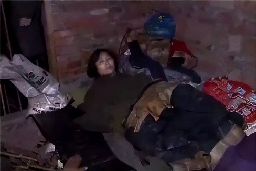 2012年，四川女大学生被关猪圈17年，亲生父亲为何原谅凶手？