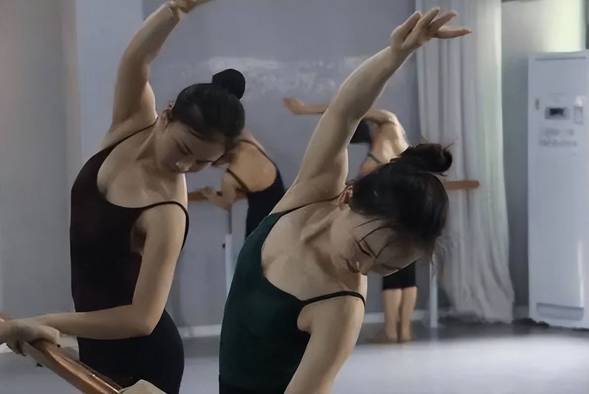 宋晓峰女儿高考359考上北电，数学46分仍激动痛哭，长相很出众