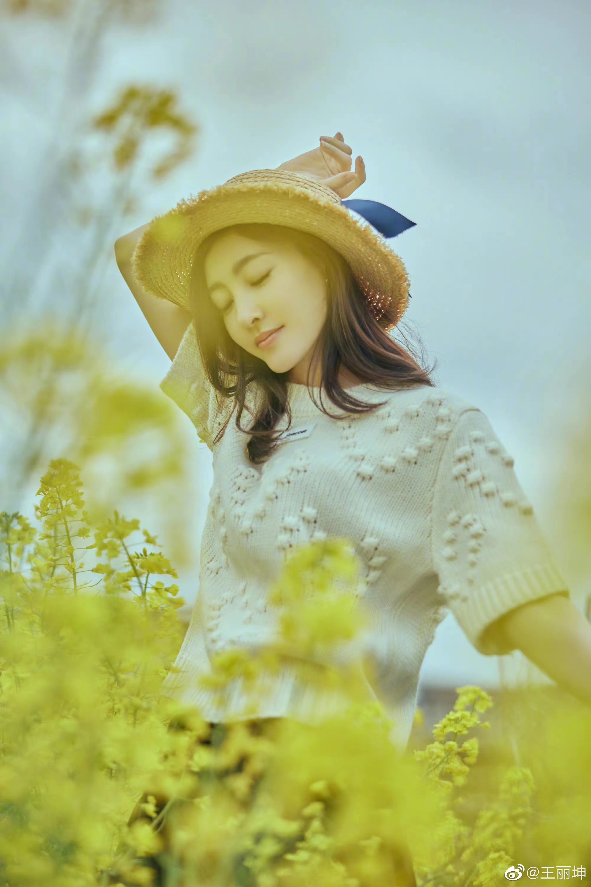 37岁的王丽坤真年轻,穿一条印花连衣裙,清新甜美似少女