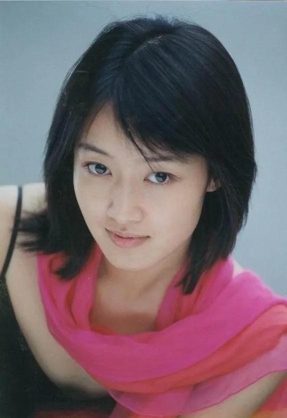 演员赵子琪，聚会时聚来一个老公，两个女儿也幸福