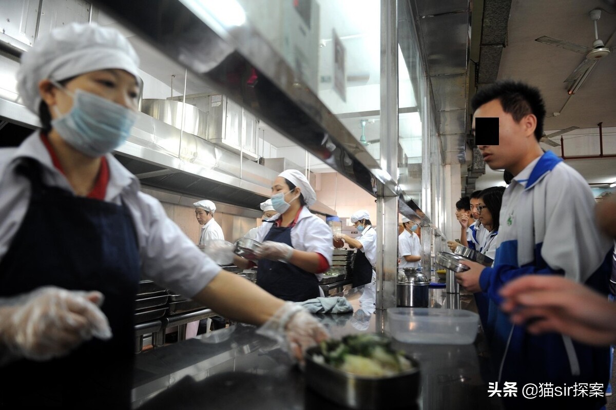 河南夫妻在中学食堂卖隔夜剩饭，造成20余学生中毒，2013年被判刑