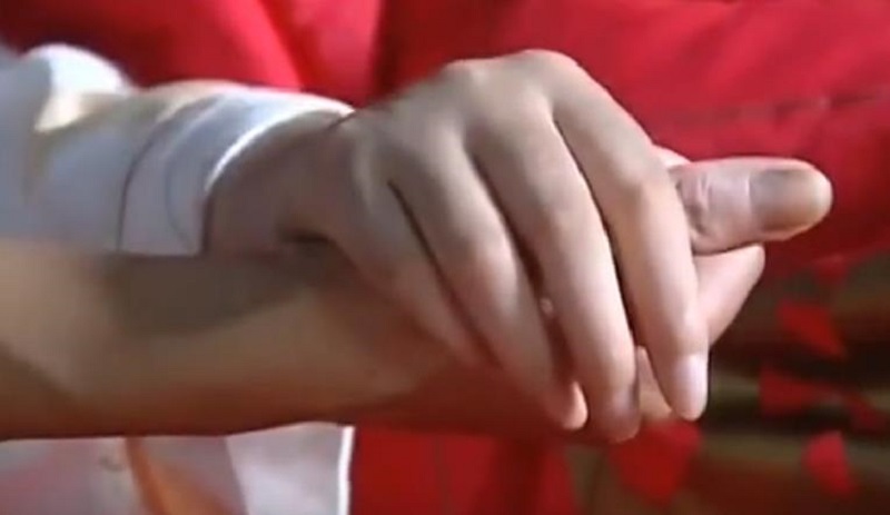 2011年植物人怀孕生子，生产剧痛将她唤醒，女儿出生后丈夫却跑了