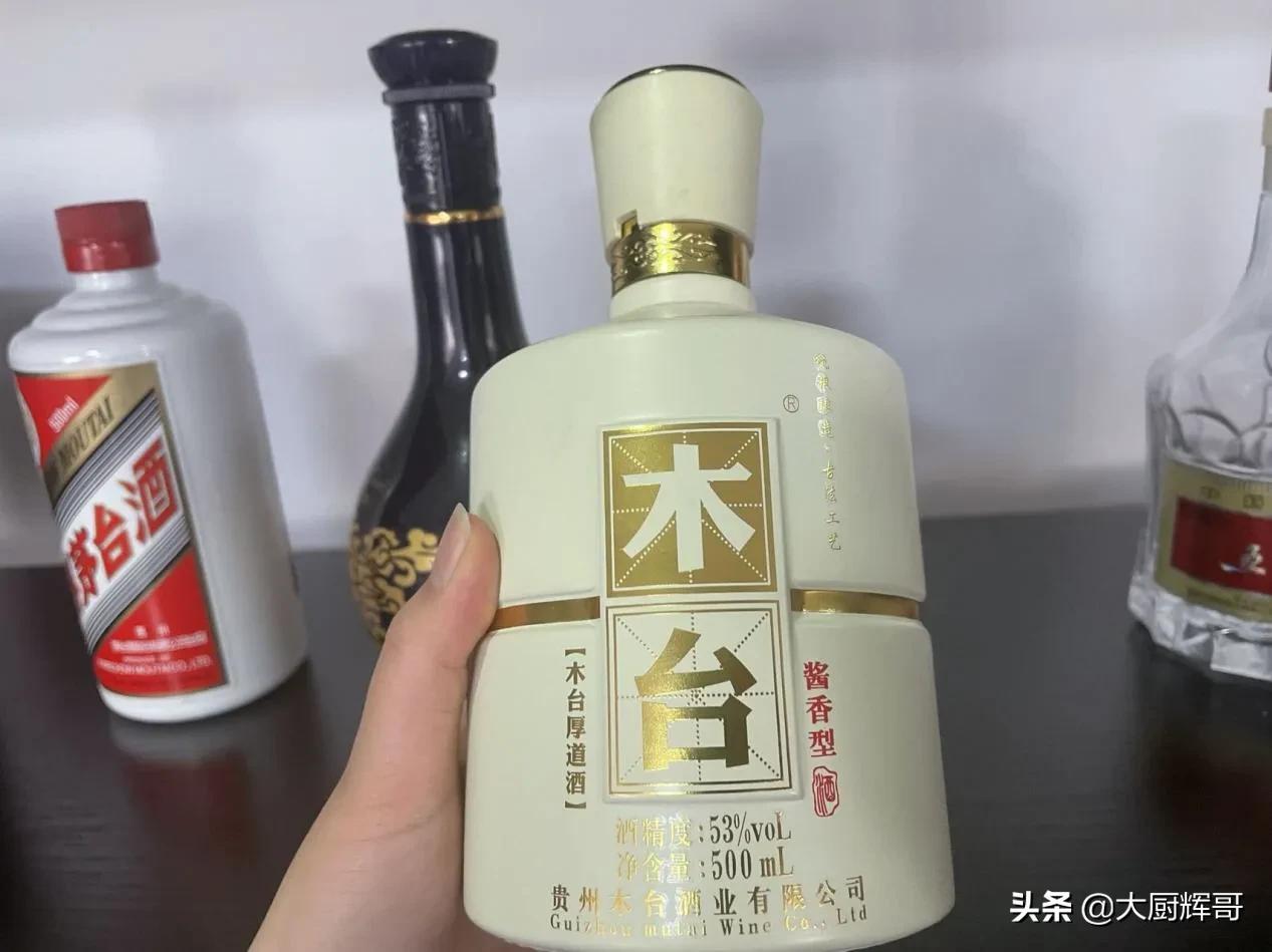 白酒一百多一瓶算啥档次(一百多一瓶的白酒算什么档次)