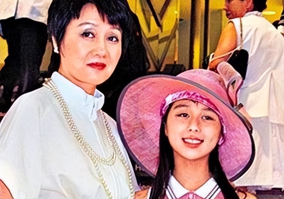 "天选之女"何超欣:赌王最宠爱的女儿,长相酷似利智惹质疑