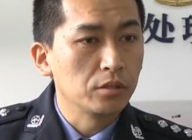 2016年，江苏一名小学生开车撞人逃逸被抓，母亲辩解：孩子还小