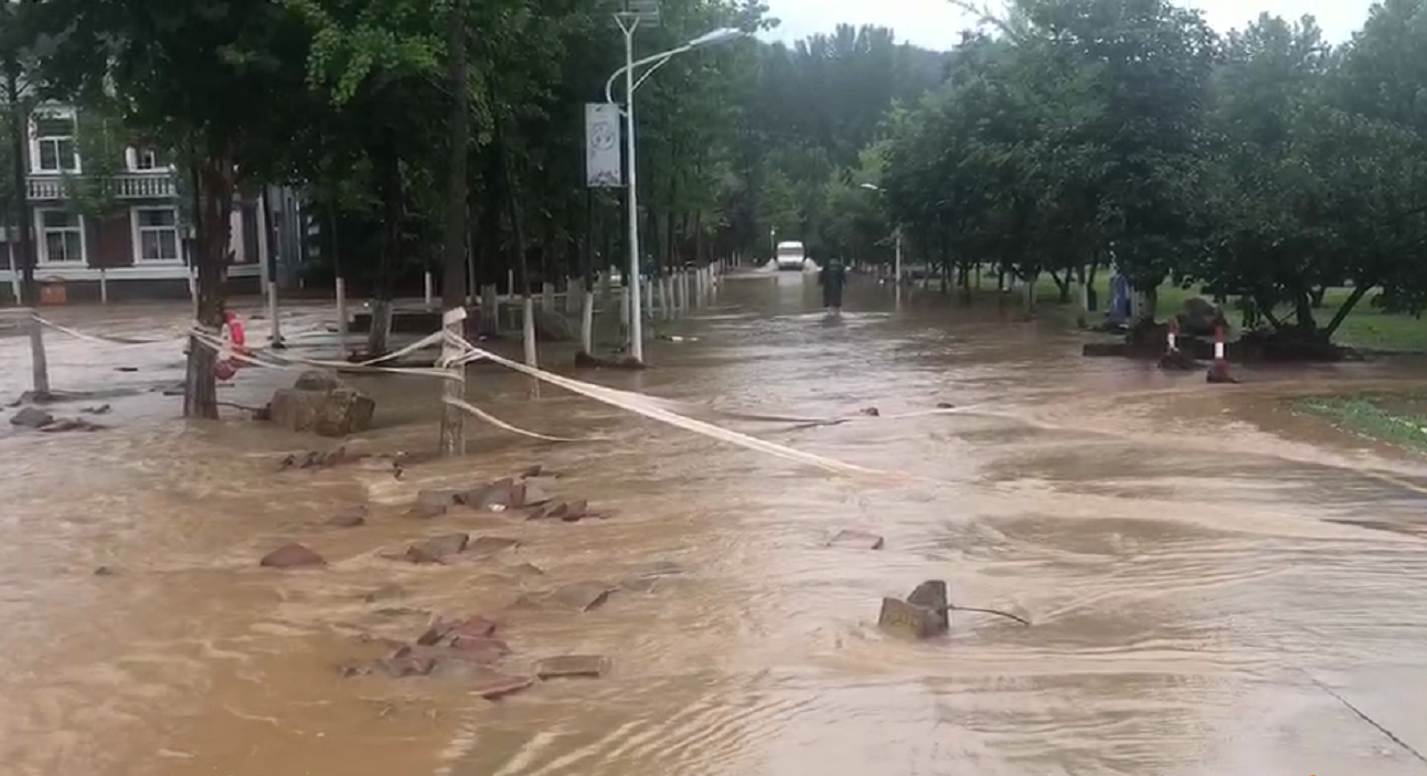 暴雨中墙塌山水进入，济南柳埠一千多名学生被困，当地组成人墙转移！救援人员：听到最多的话是叔叔辛苦了