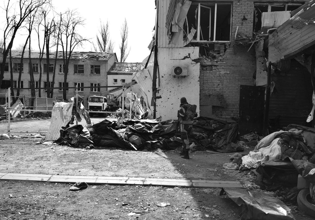 ����Ӫ��ʬ��ͷ���𣬶���ͳһ����װ�����ߣ�����˳��������ʬ��