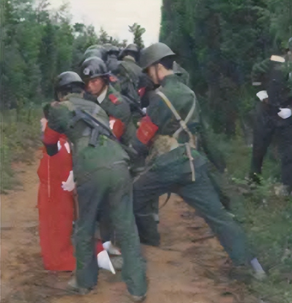 1999年，天津某女死刑犯最后要求“穿着婚纱执行死刑”。