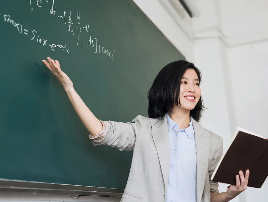 深圳教师呈现“断崖式”降薪，年薪缩水8到10万？老师内心很慌张