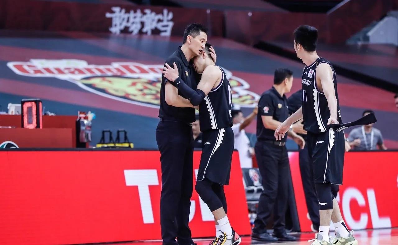 nba为什么不待见中国球员(姚明为何总给人一种不待见郭艾伦，偏爱易建联的感觉呢？真相了)