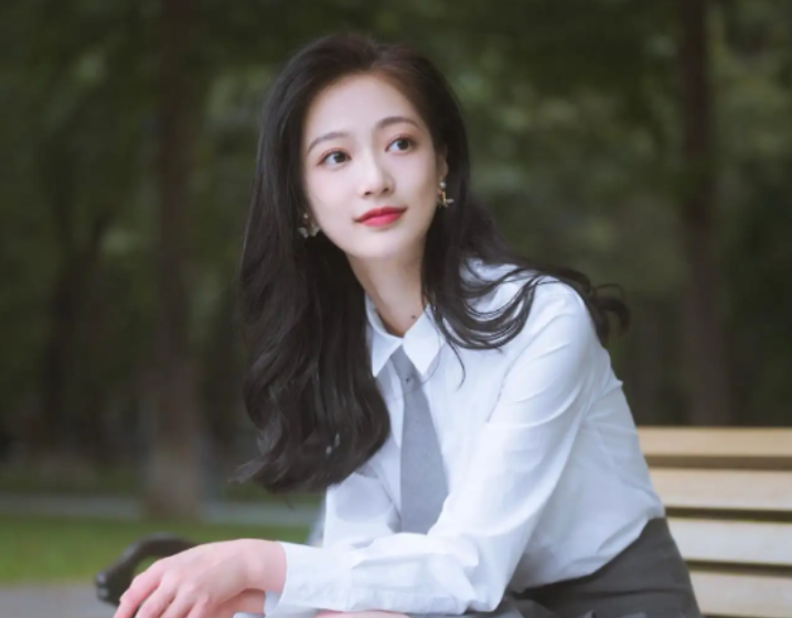 校花冯琳与军艺校草连线互动，首次独立主持，父母身份也被爆出