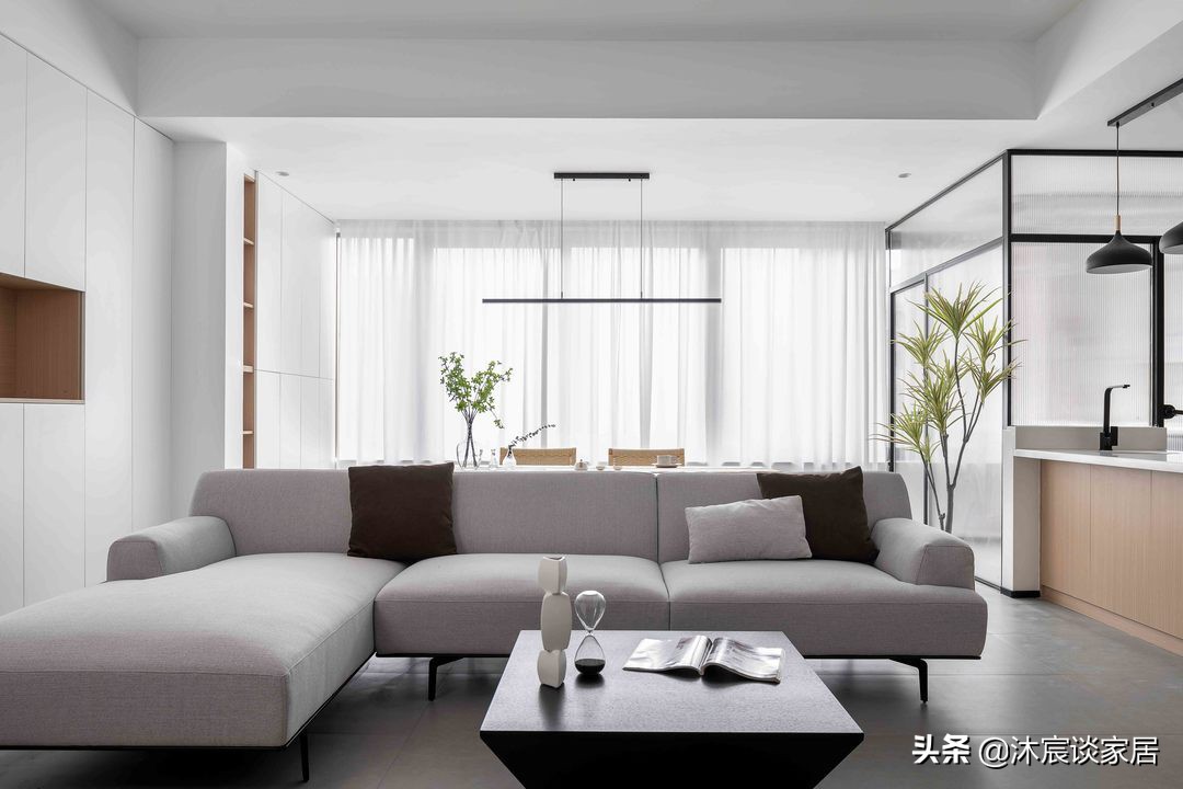重庆夫妻的新家，因太会装修而走红，凭白墙与原木就让家温馨治愈