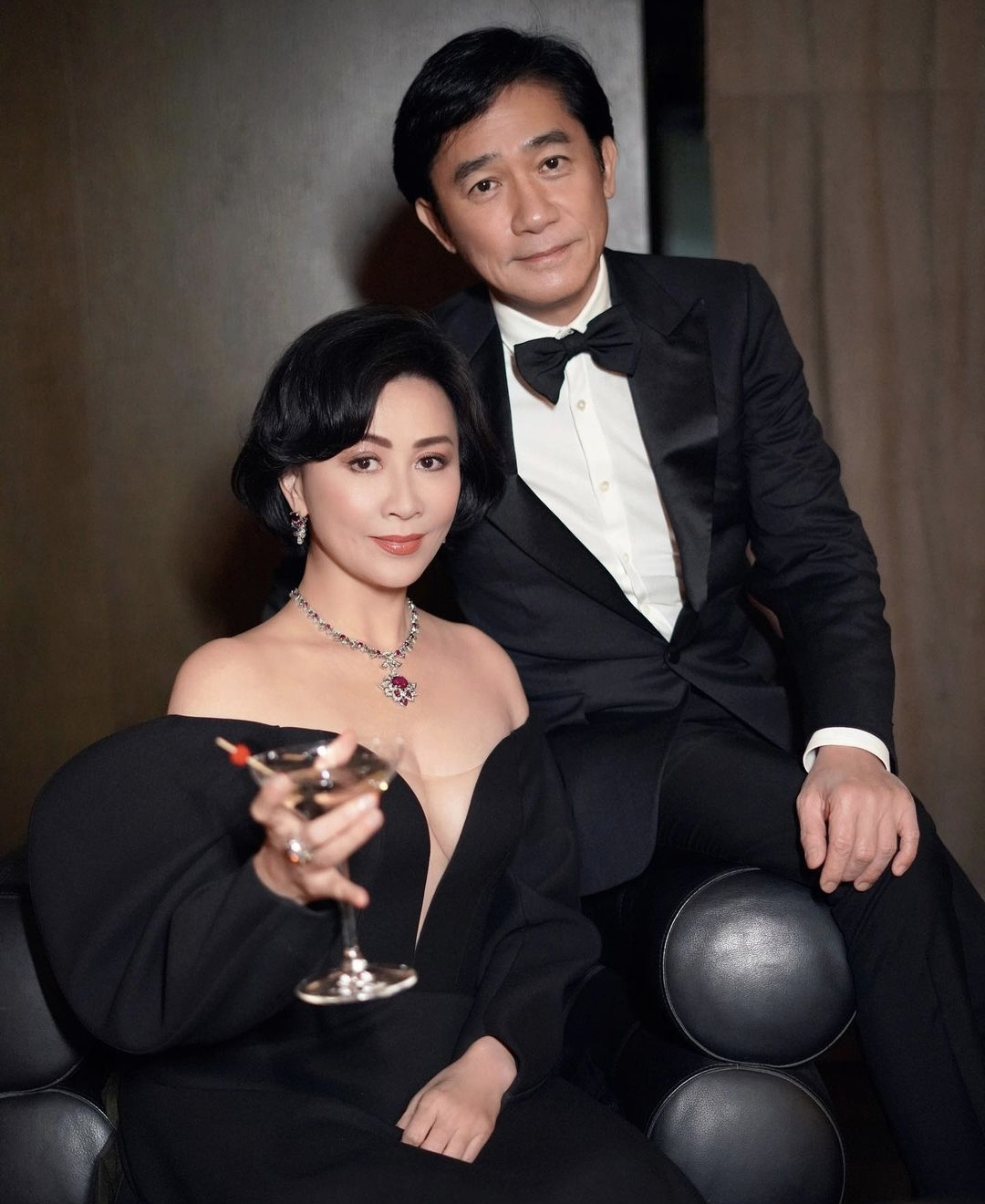 梁朝伟罕晒夫妻恩爱合影为老婆庆生，他坐扶手刘嘉玲坐沙发地位高