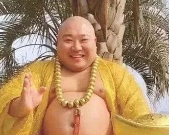 男子酷似“弥勒佛”，被女富豪签约，牺牲身体疯狂捞金