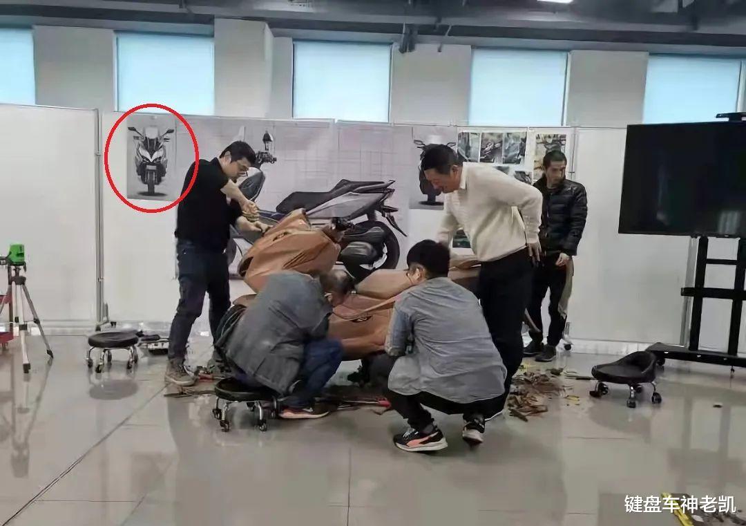 嘉爵400cc大踏板再次现身，更多外观细节曝光，膝部有暖风口