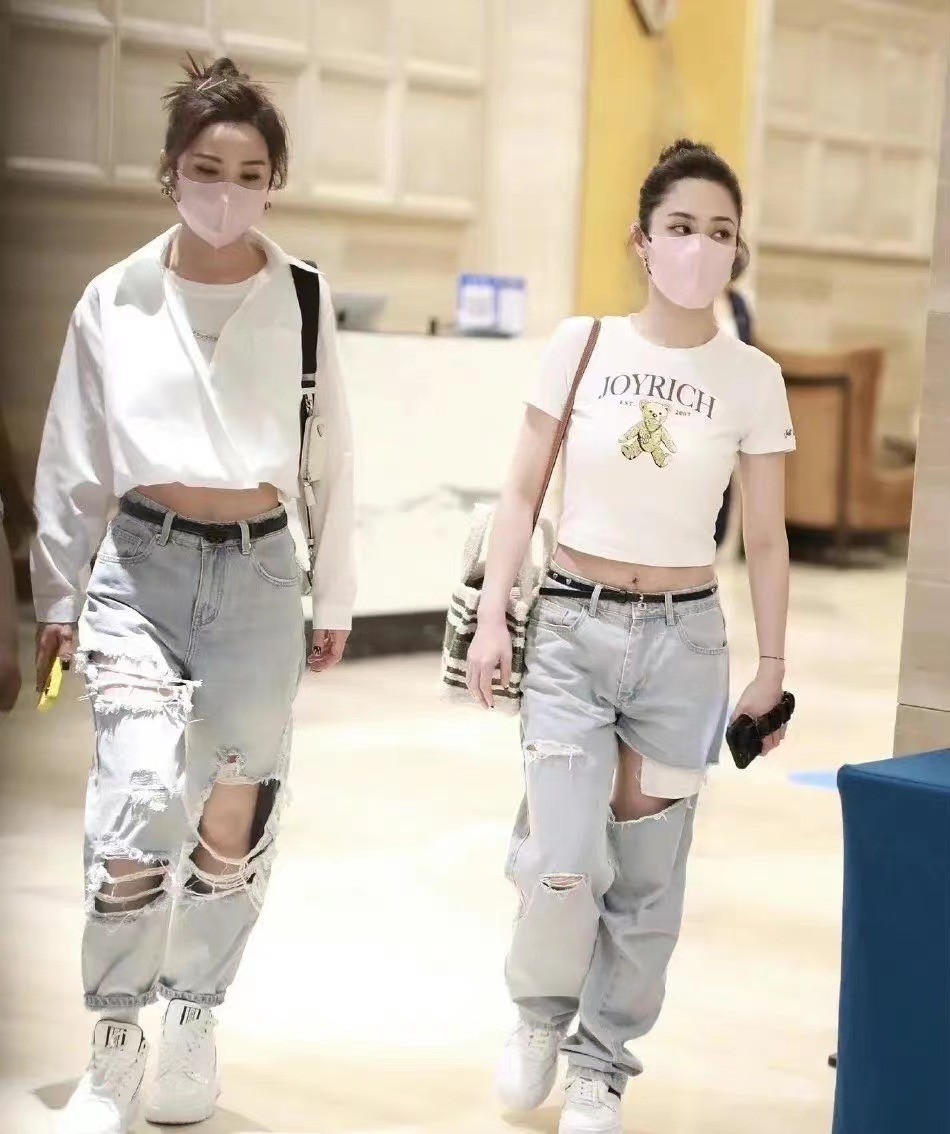 41岁阿娇瘦得太夸张！和阿sa一起现身大抢风头，穿T恤变美少女