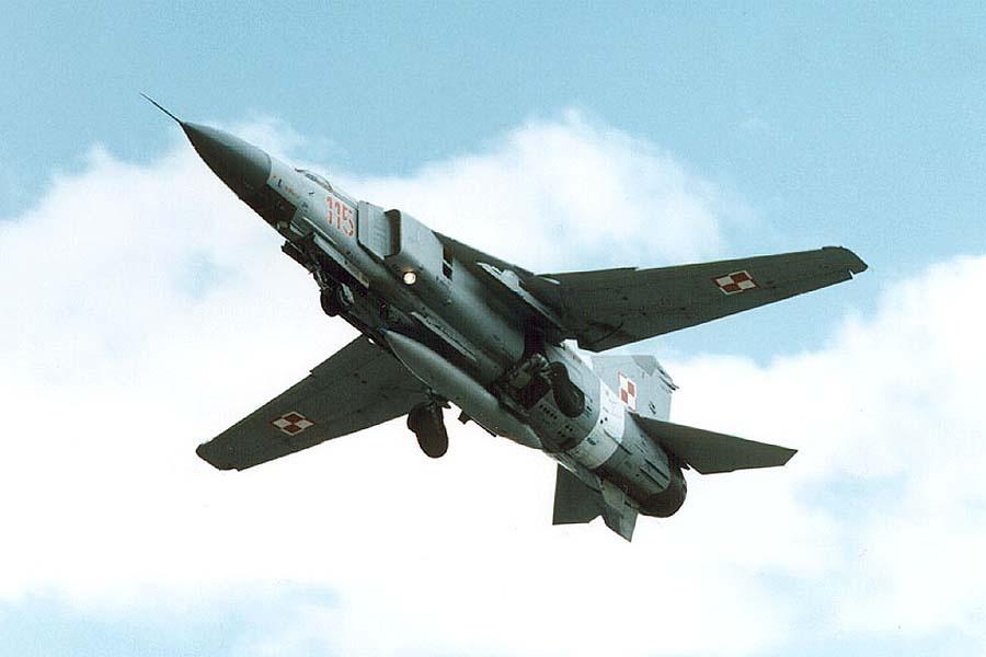 使用1台r-35-300加力涡喷发动机,最大飞行速度2.35马赫.