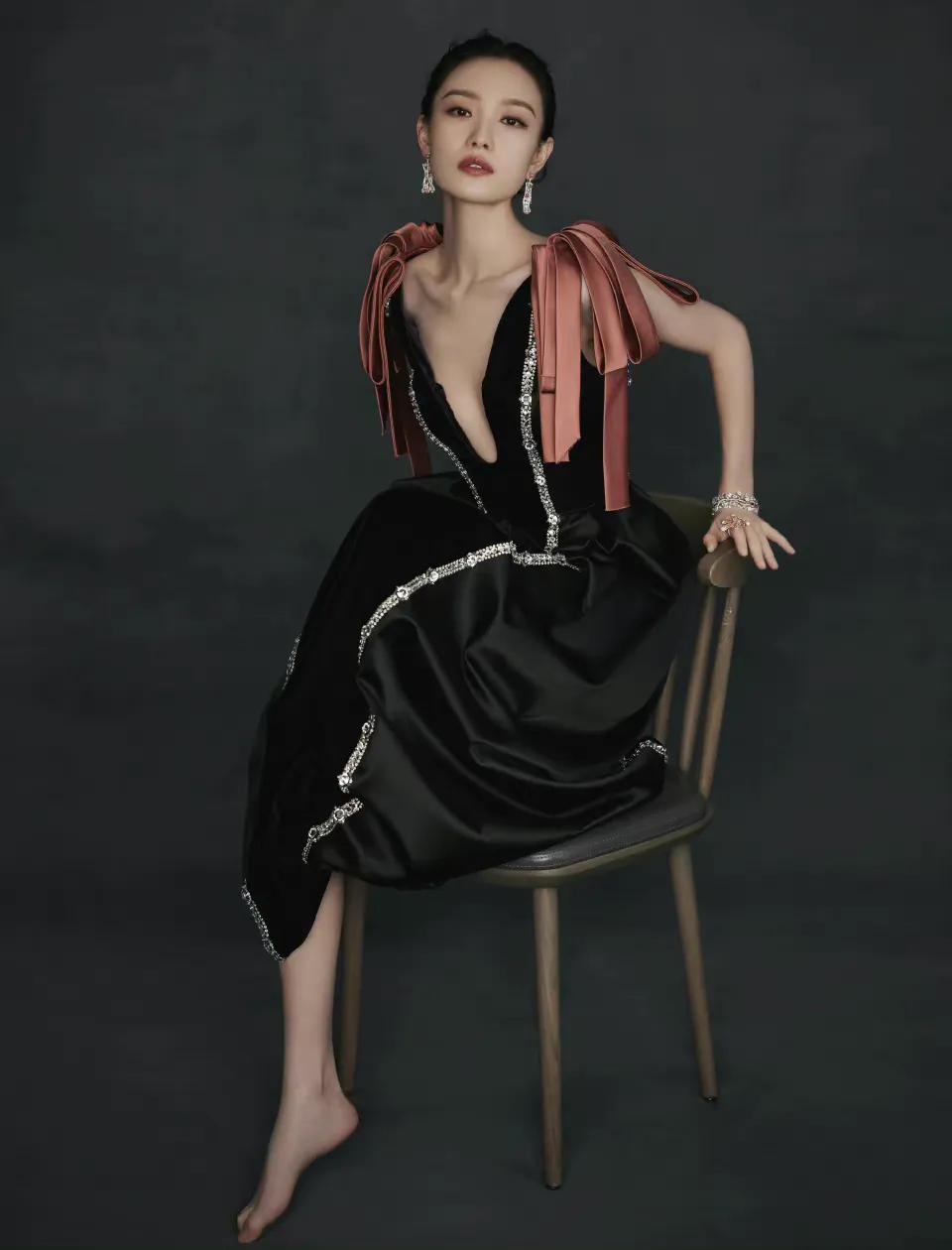 高级的是五颜六色的幕布吗？不 是倪妮