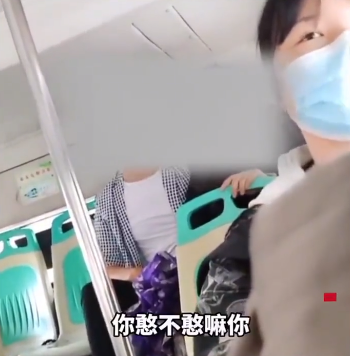 男女在公交车上搂抱亲吻遭大爷怒斥：你没有同理心的样子让人揪心
