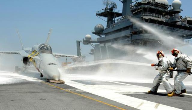 ���죬һ��F-35C���Ϻ�׹�٣�����������
