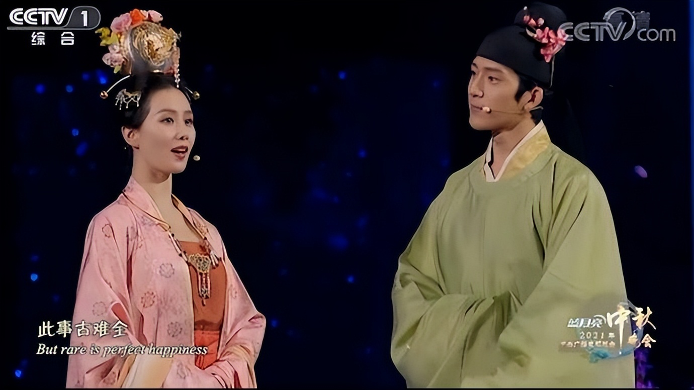 谷爱凌复古晚礼服太惊艳了！背后的经纪人竟是大雷哥