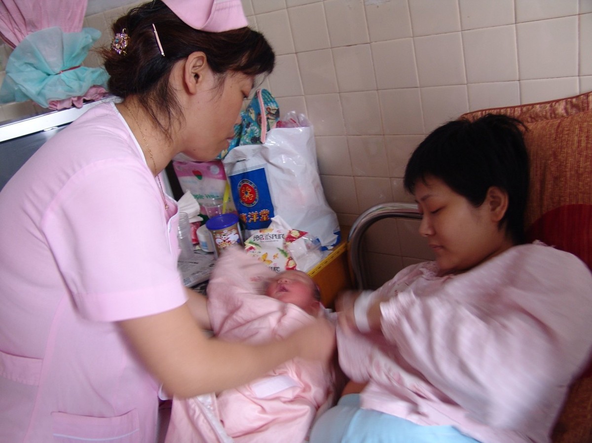 产后妈妈吃什么食物好刚生完孩子喝鸡汤有讲究喝对了产妇身体恢复快