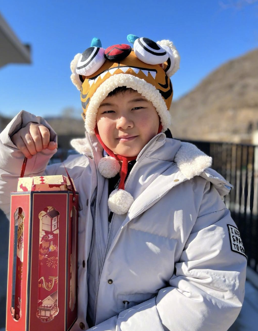 沙溢晒安吉小鱼儿为奶奶庆生，兄弟俩越长越像，胡可婆婆罕见出镜