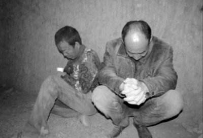 2011年，农民发现自家祖坟冒青烟，警方赶到下令封山，发生了什么