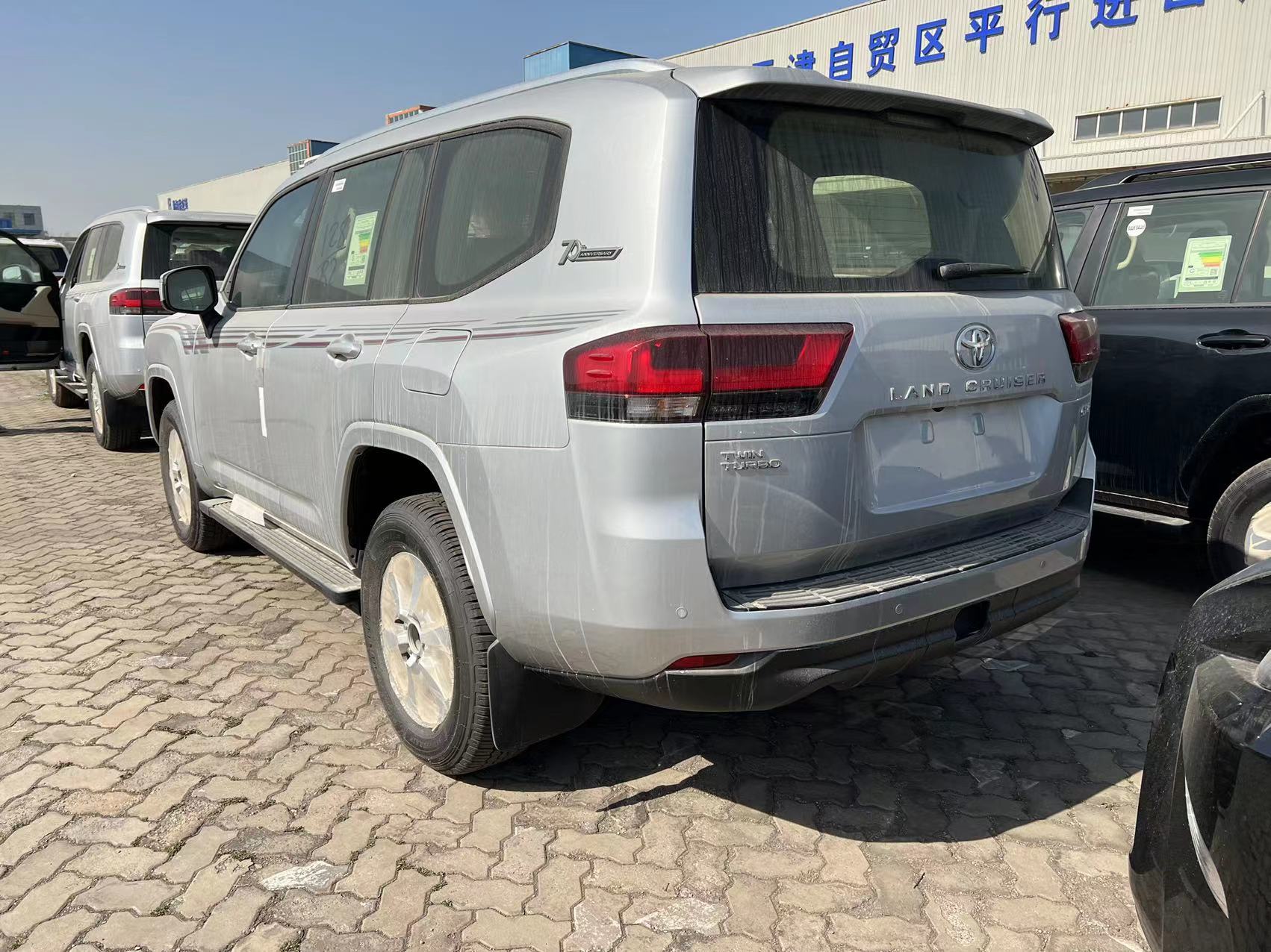 2022款丰田酷路泽lc300银色港口现车图片