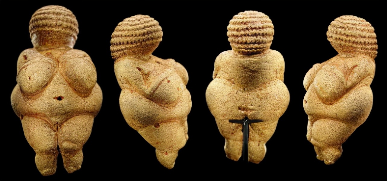 世界十大雕塑：维纳斯雕像、思想者、大卫、萨莫色雷斯胜利女神像、断臂的青铜骑士、掷铁饼者、摩西像、拉奥孔群雕、四帝庭院方鼎、布鲁塞尔撒尿小孩铜像。