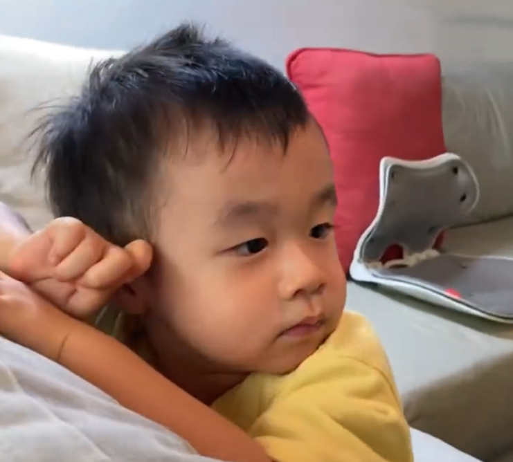 古巨基妻儿近照曝光，2岁儿子越长大越像老爸，为妈妈唱歌过节