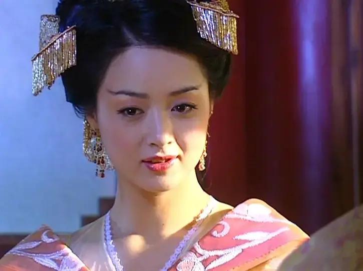 赵丽颖最新生图曝光，这脸怎么像17年前爆火退圈的她？