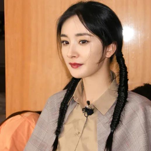 杨幂双尾麻花辫少女风—清新装扮，青春靓丽，俏皮灵动