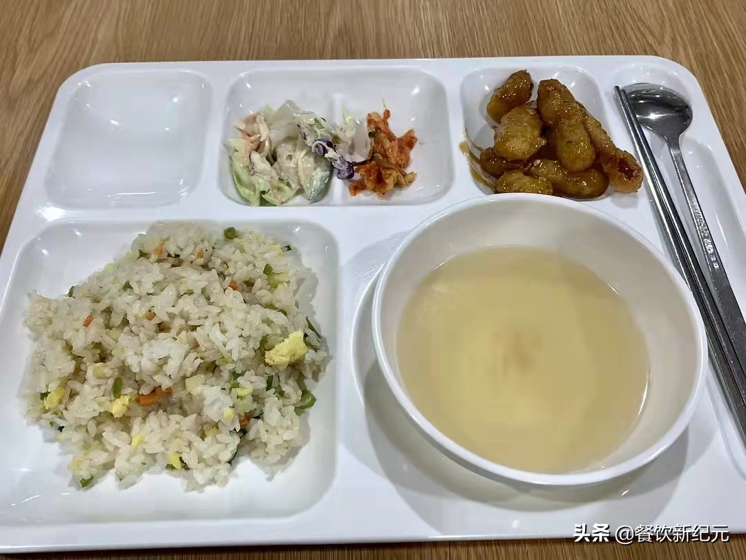 在韩留学生晒食堂“咸菜”三餐，清汤寡水全是泡菜，网友：没食欲