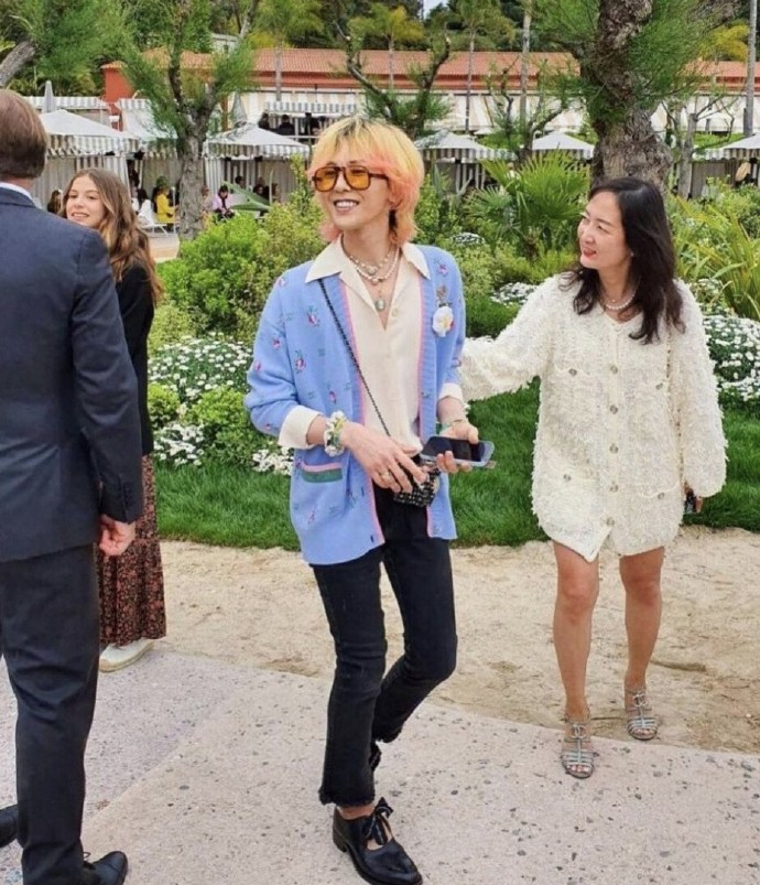 韩星出席时装周：泫雅男友辣眼，权志龙有“姨味”，朴宝剑头发油