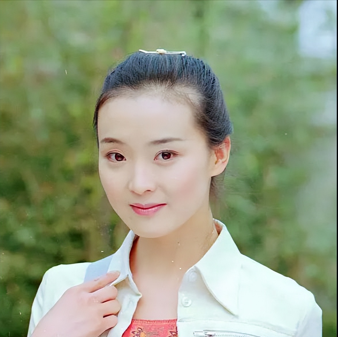 “考古”女星罕见18岁青涩照，刘亦菲太甜了，宁静好野