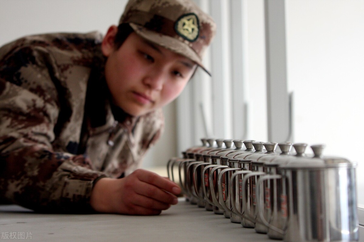 儿子在上海建桥学院读书，可以从学校去当兵吗？留在上海工作如何