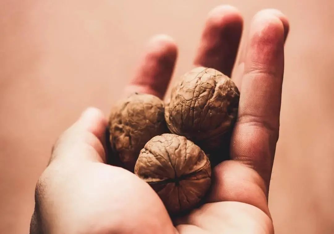 盘核桃的中年人，盘出了第一股？