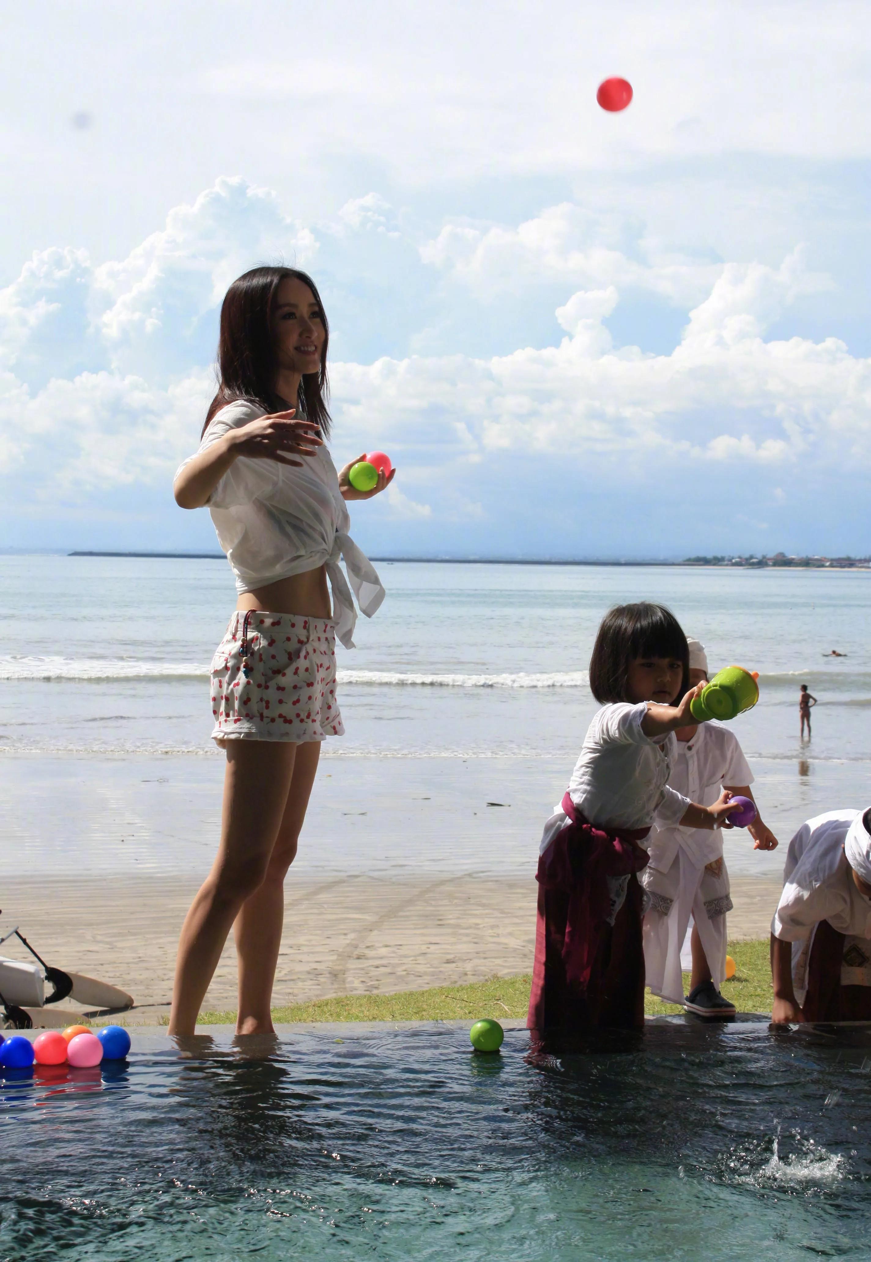 演员赵子琪，聚会时聚来一个老公，两个女儿也幸福