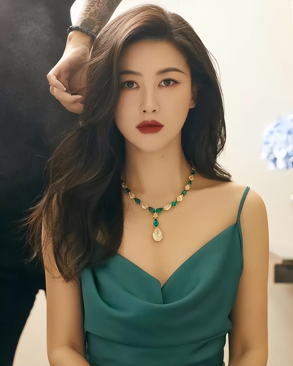 朱珠连续10年入选世界百美37岁结婚生子她在追求什么