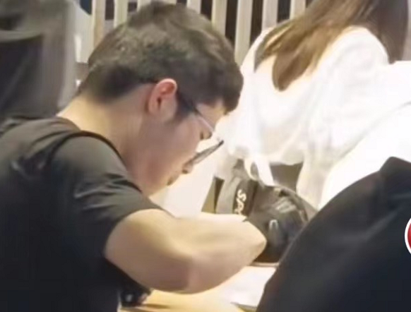 安徽一男大学生在食堂学习，评论区却充满嘲讽，努力给谁看呢？