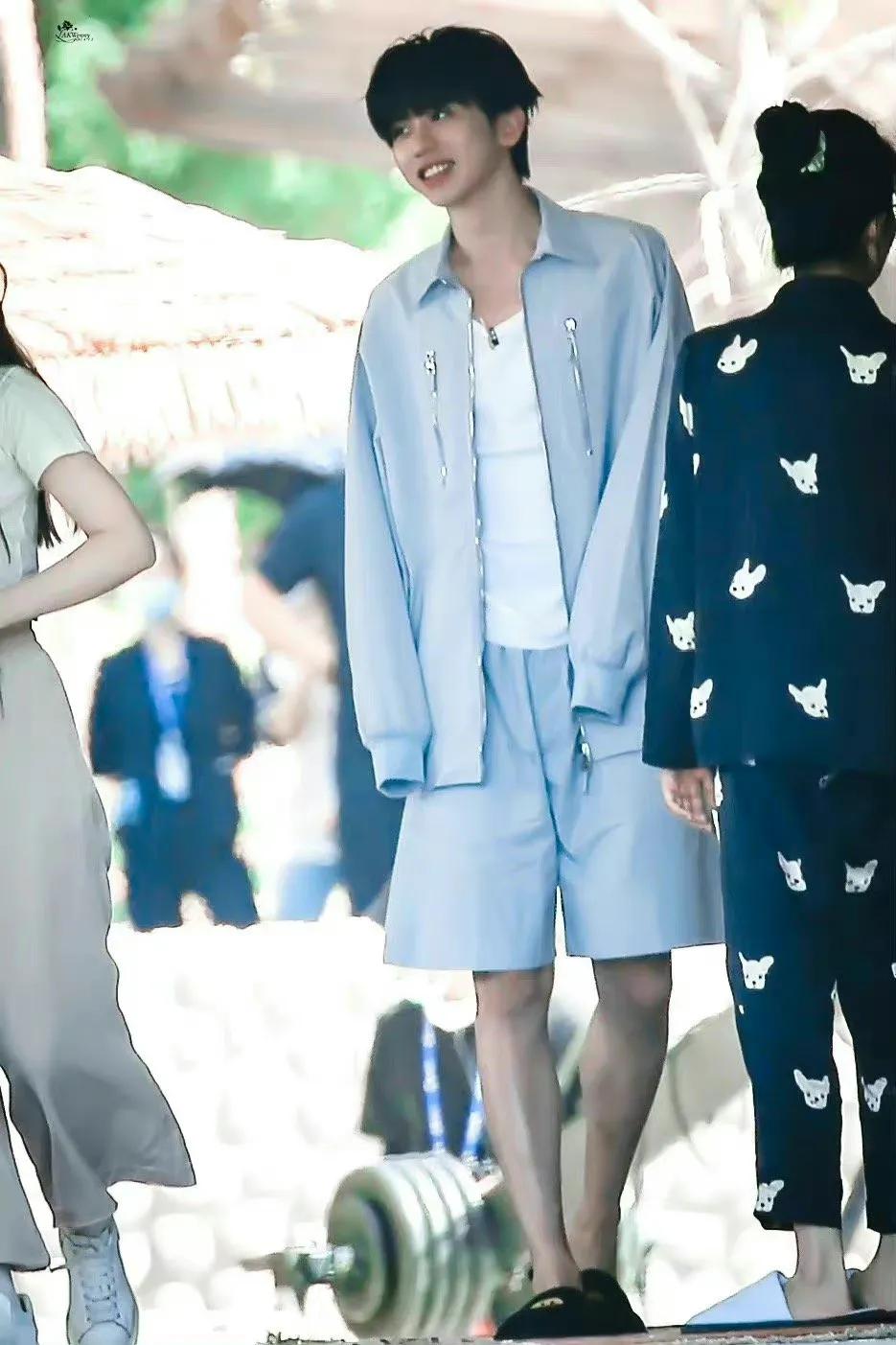 白鹿蔡徐坤睡衣造型，慵懒居家风格，睡意朦胧的样子好可爱