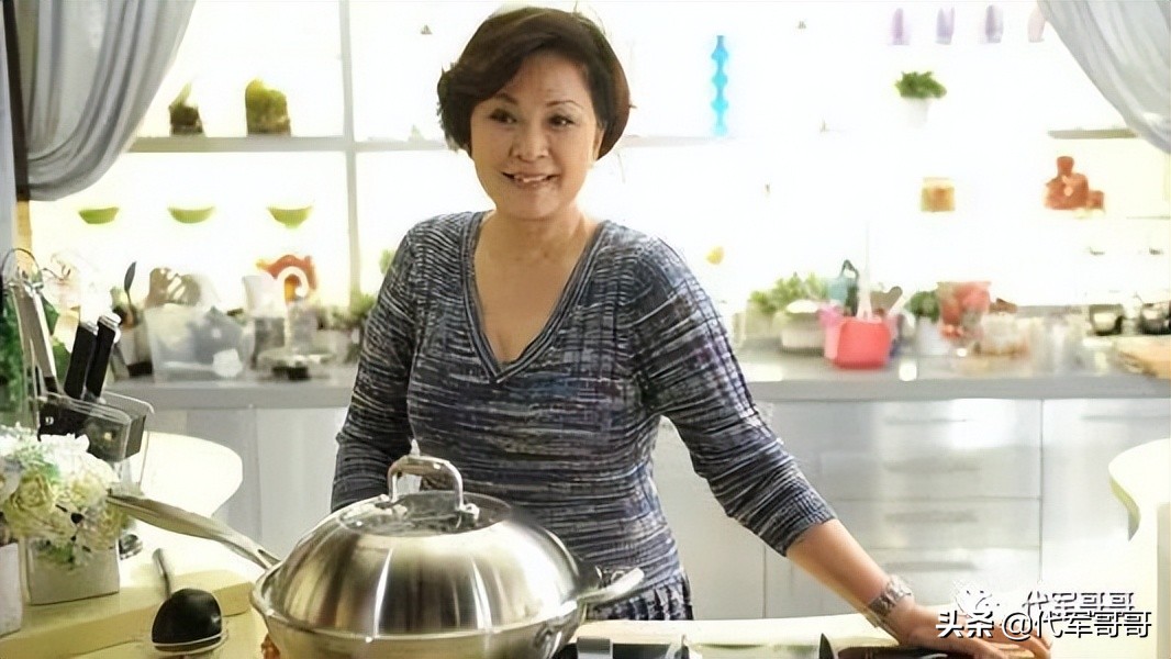 一婚嫁著名导演，二婚嫁脑科医生，如今73岁的婚姻生活很幸福