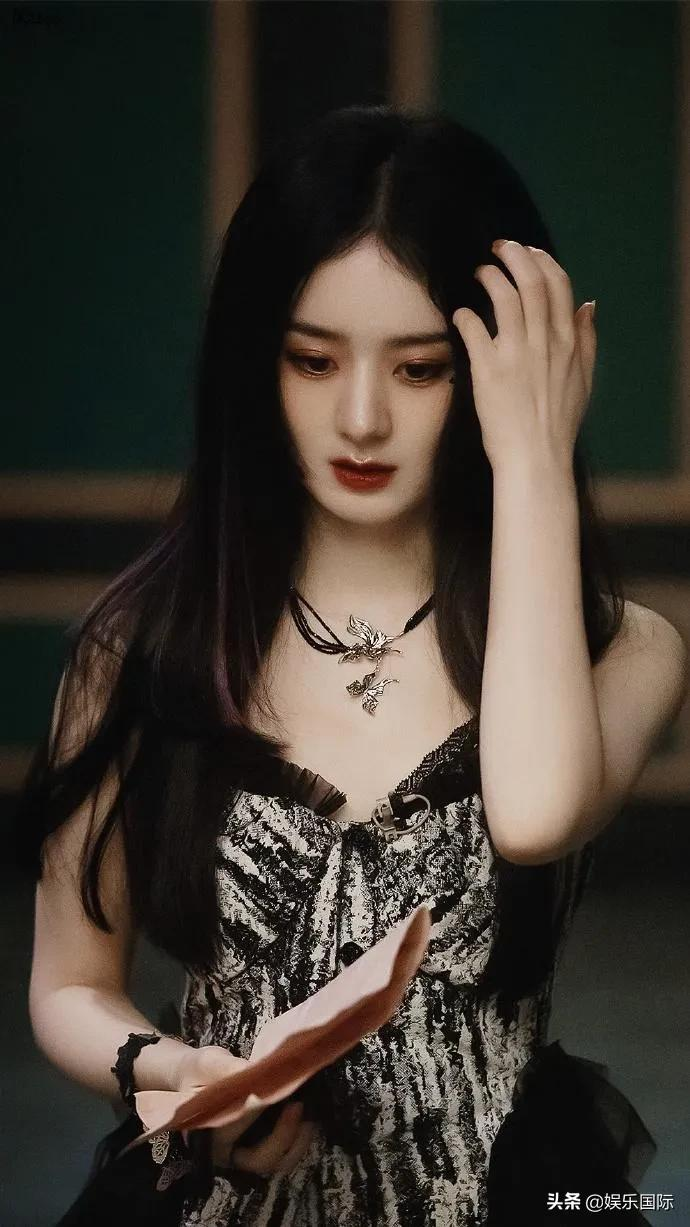 赵丽颖暗黑造型获赞 公主切配浓妆酷飒十足