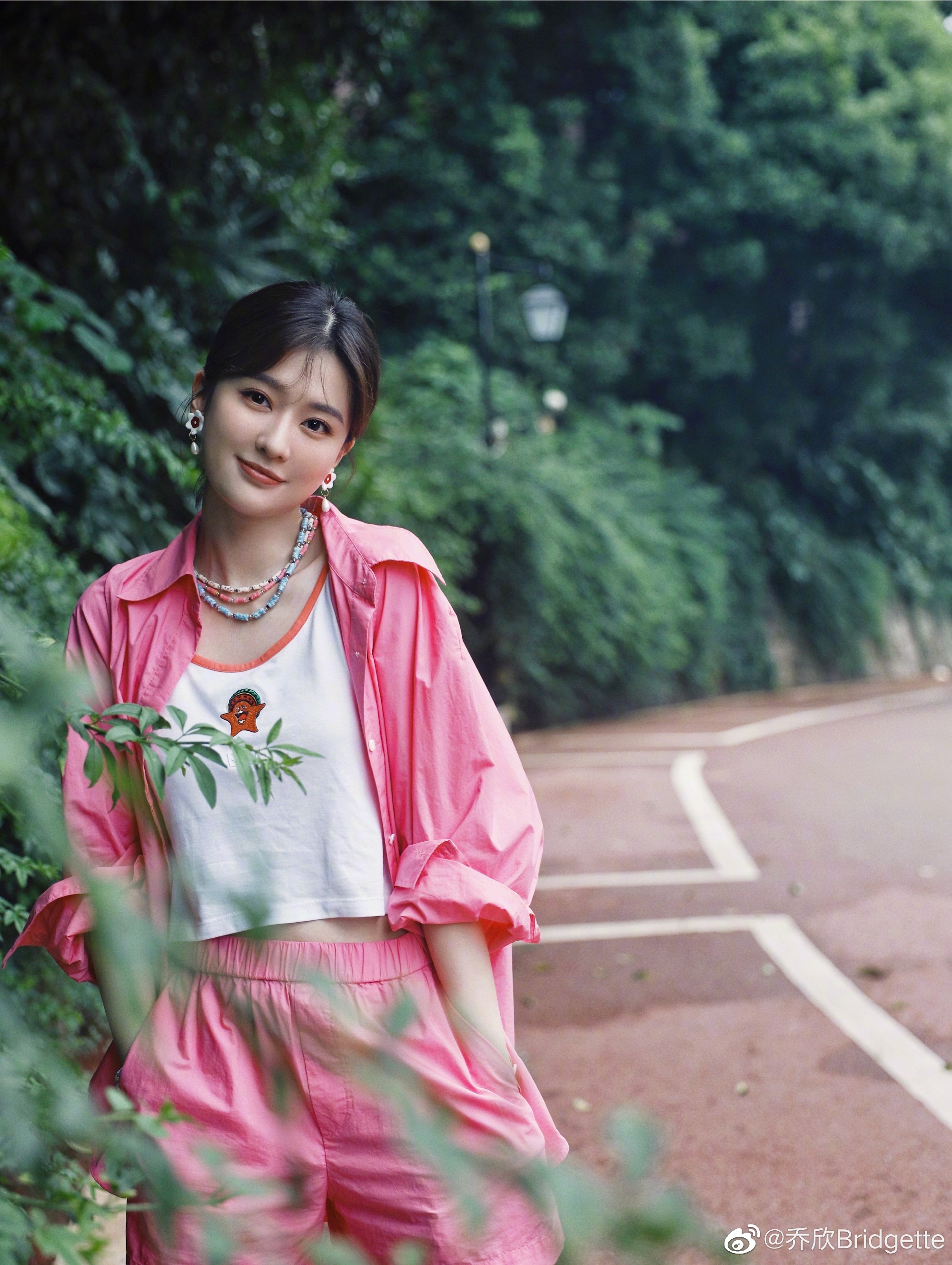 王心凌张天爱乔欣撞衫，同款衣服美感不同，气质差距大