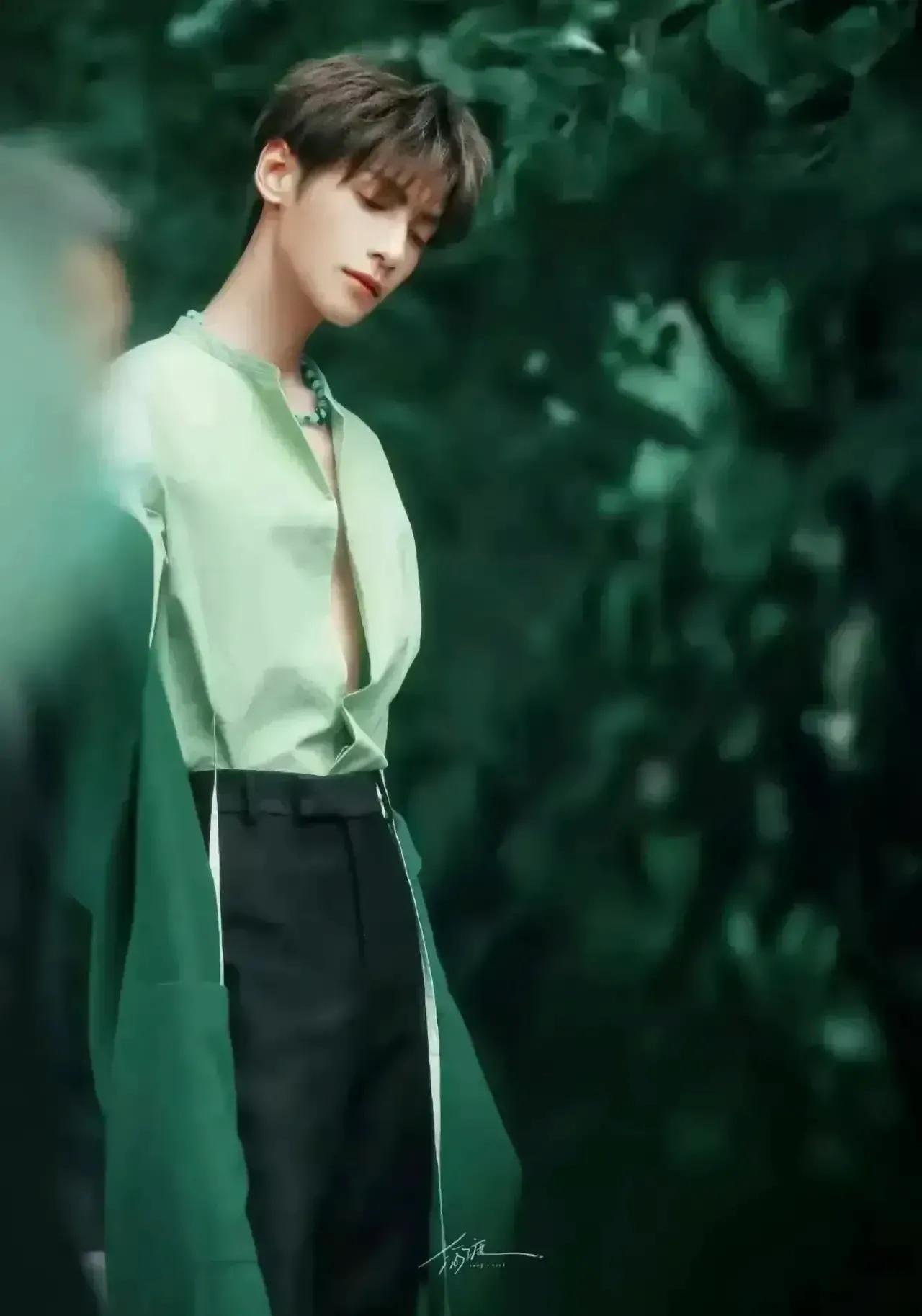 罗云熙的颜值真的好的没话说，不过古装多了不羁，更帅气