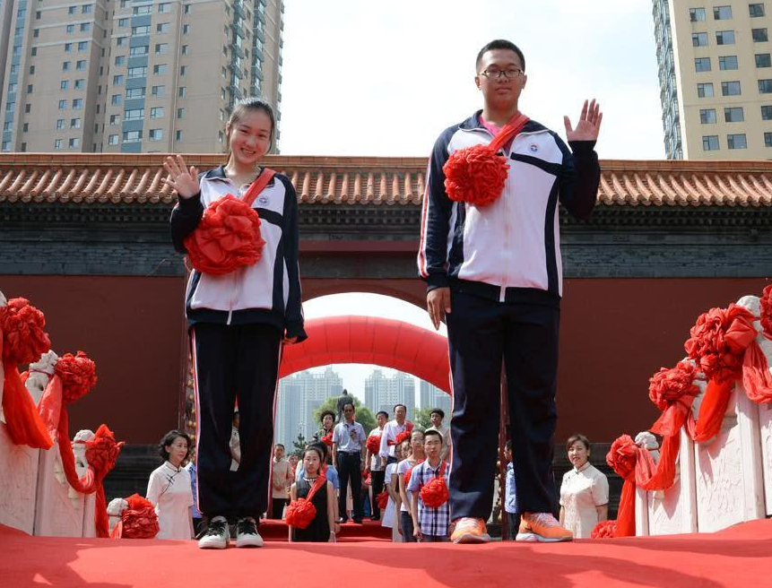 河南一高考状元自愿流浪街头，过往经历曝光后，令人遗憾不已