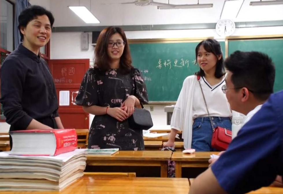 小学生检讨书出现“藏头诗”，老师看后很生气，第二天叫来家长