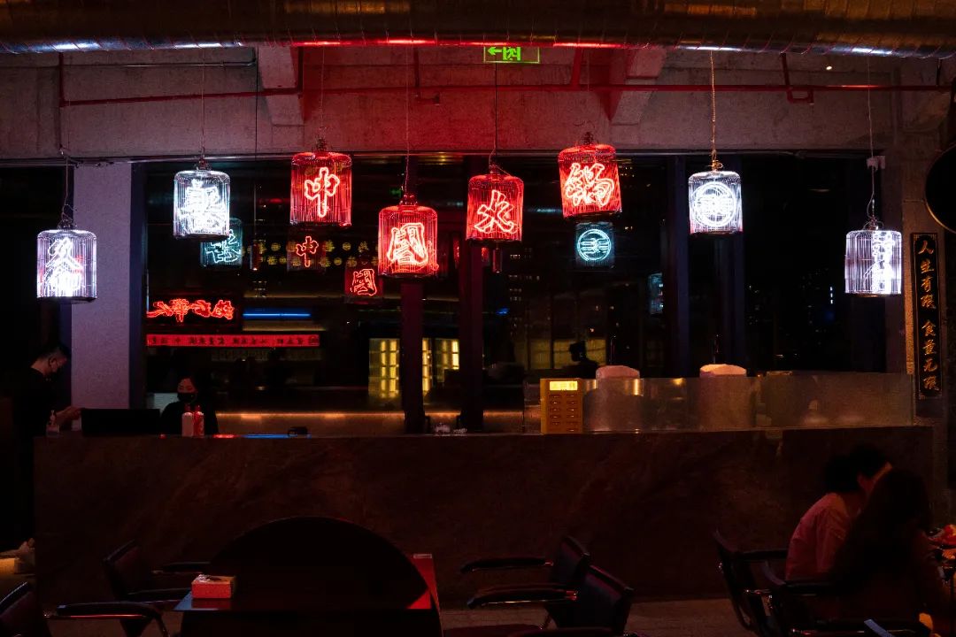 “只用中文做设计”的初弎开了一家独特中式国潮火锅店丨中式潮流