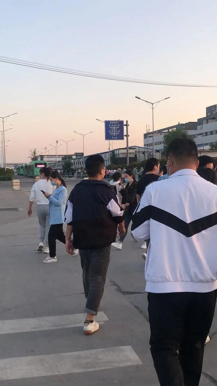 为何年轻人想逃离富士康：待3月奖万元，有人进出十几次拿钱就走